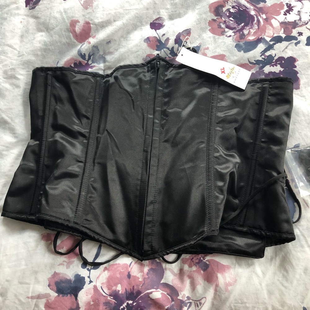 Corset - Picture 2 of 3